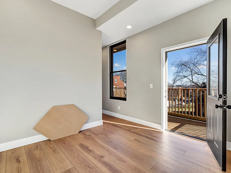 1000 Barton St — Photo 46