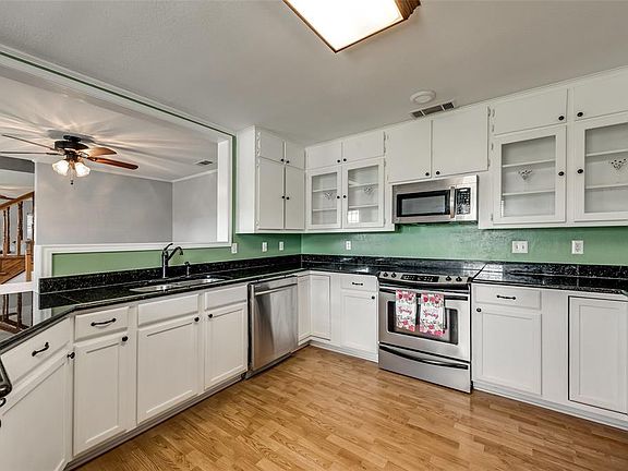 5th image of 404 Sunset Dr