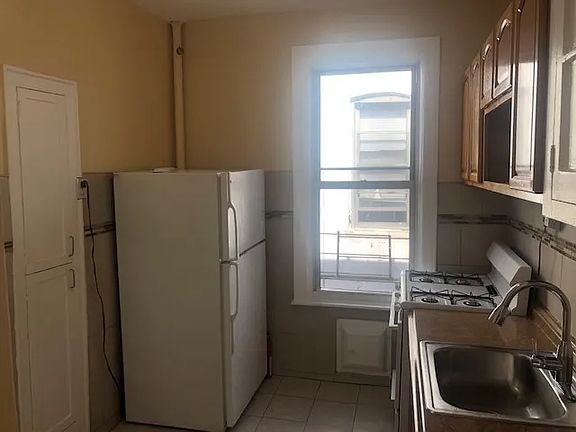 3rd image of 846 Franklin Ave #2B