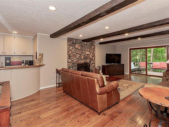 5th image of 2424 Suffolk Ln