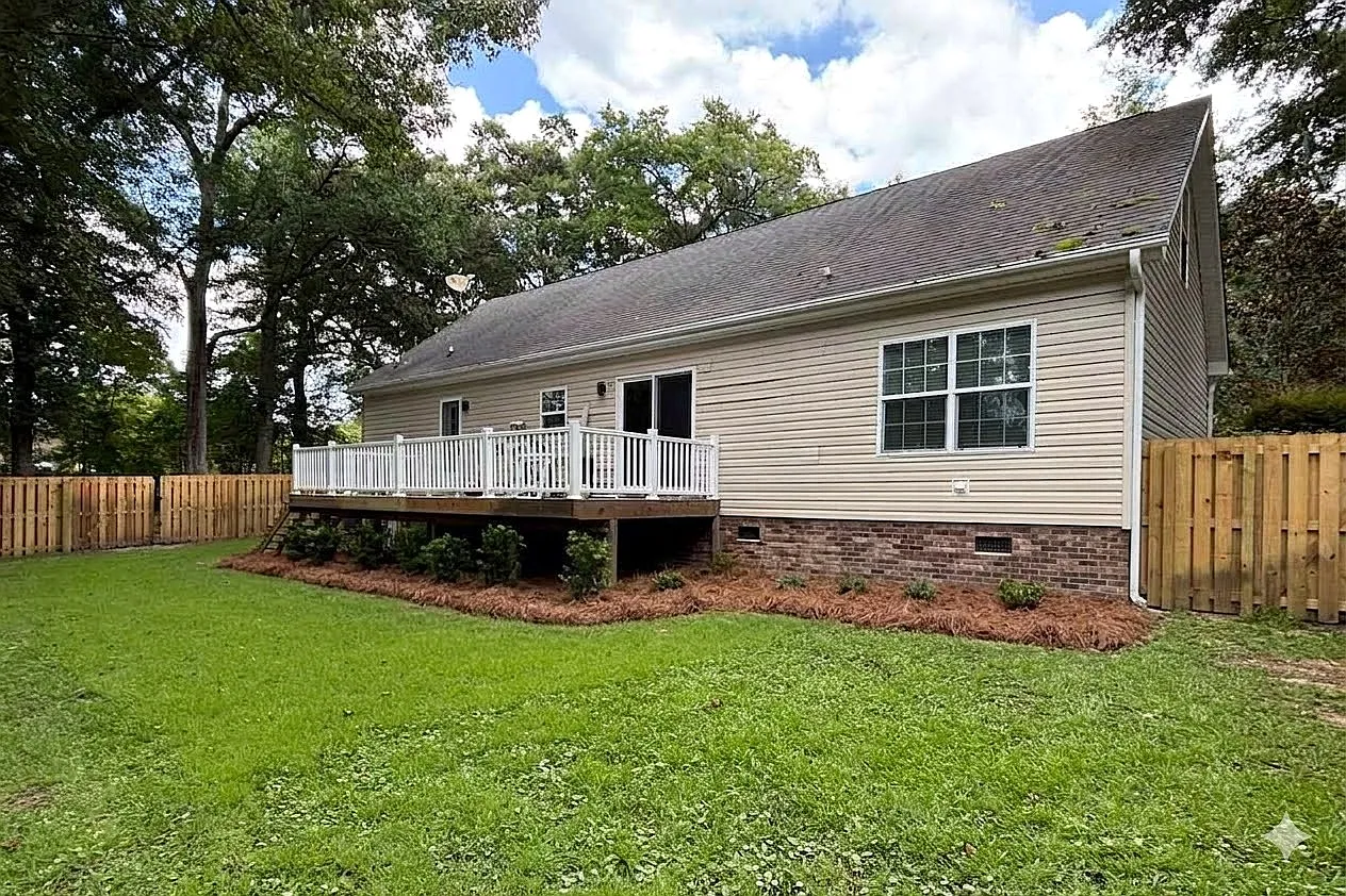 3 bed, 2.5 bath, 2200 sqft, $2,850 — Photo 3