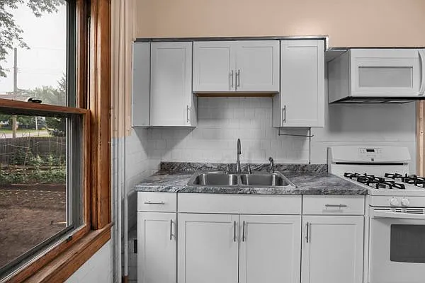 2139 Foster Ave — Photo 23