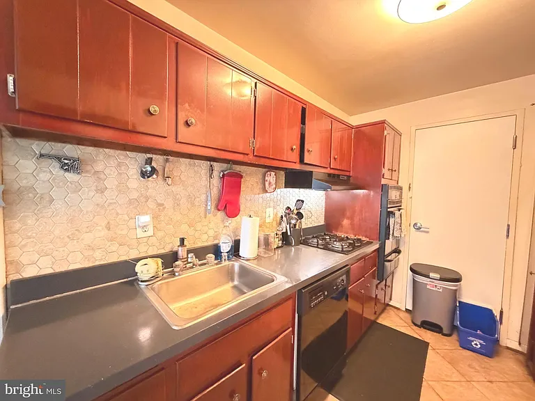 10201 Grosvenor Pl #320 — Photo 3