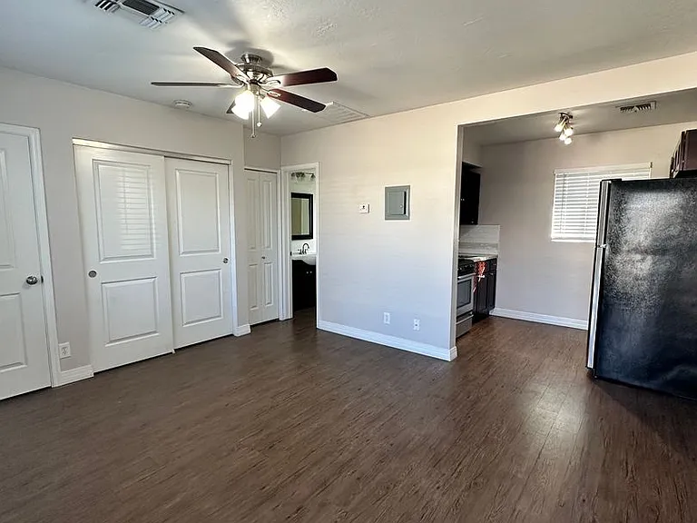 521 E Mariposa St — Photo 3