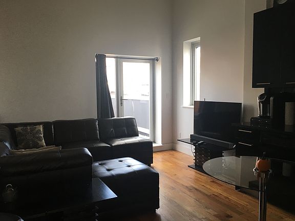 5th image of 172 Meserole St APT 4B
