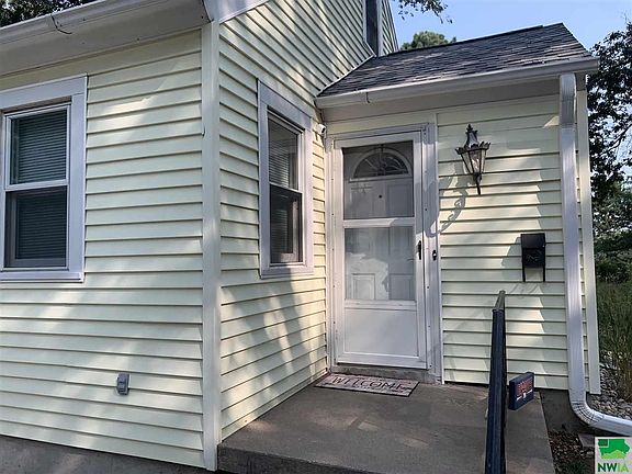 5th image of 1121 S Helen St