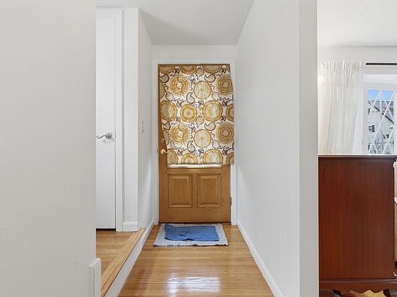 4th image of 25 Webster St