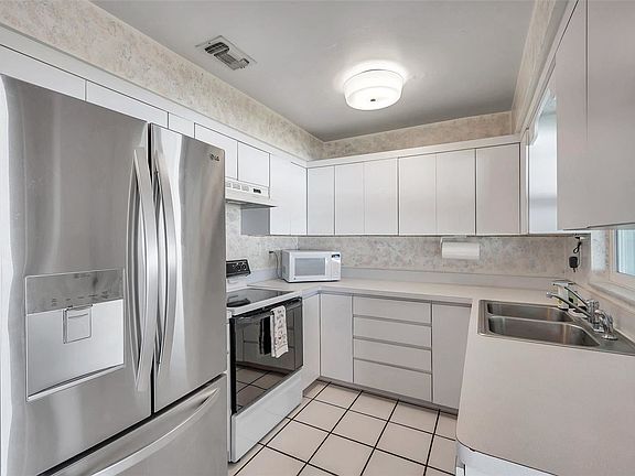 5th image of 6861R Dalkeith Ave N