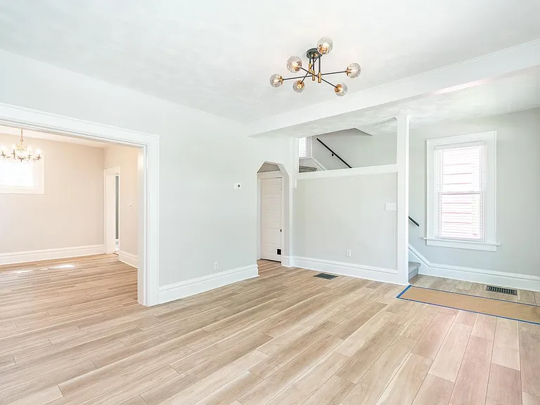 2435 Summit St — Photo 9