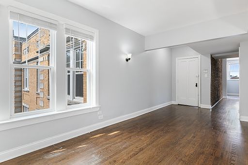 5th image of 1104 W Glenlake Ave #2