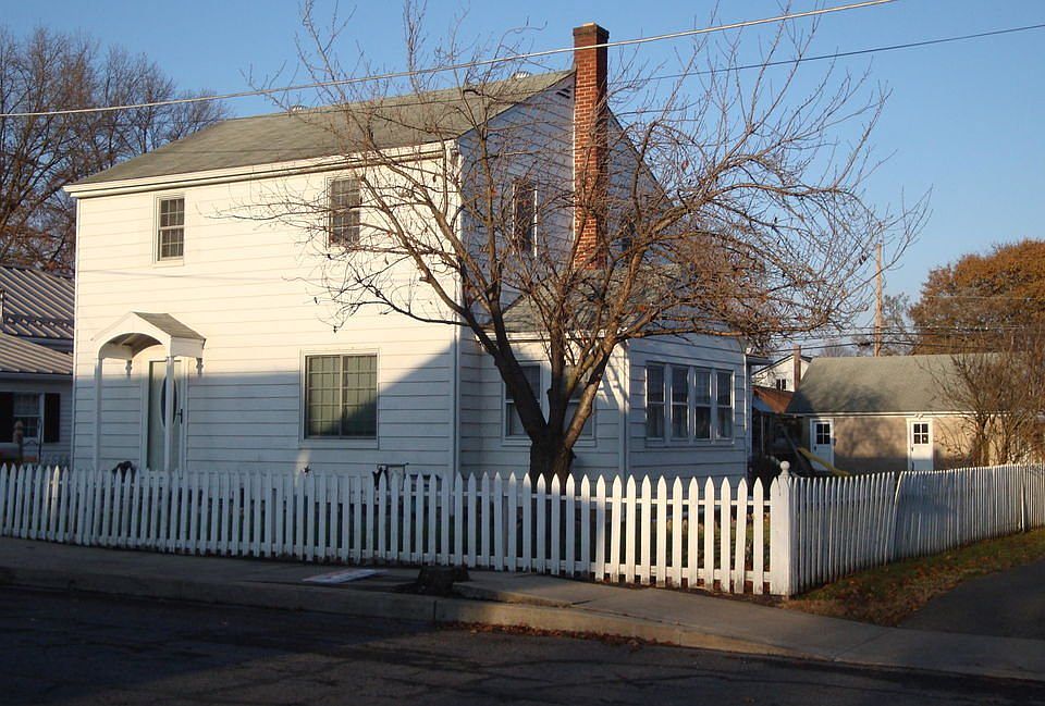 1st image of 810 Elm St