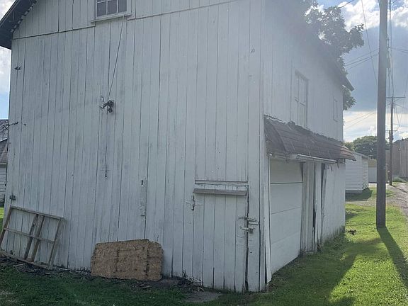 4th image of 317 E Commercial St