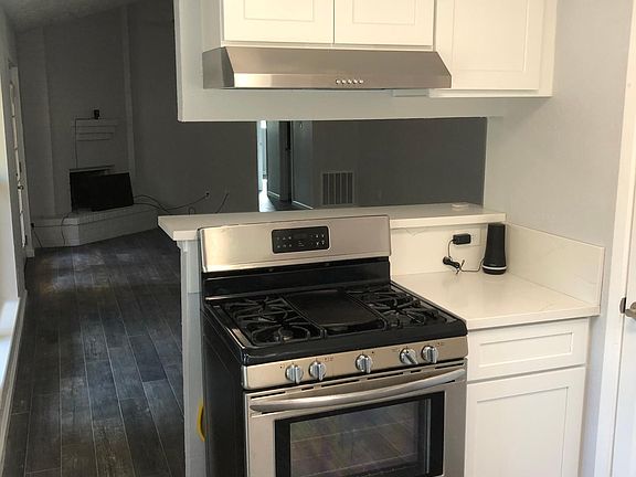 Gas range with new powerful vent hood - for the true chef