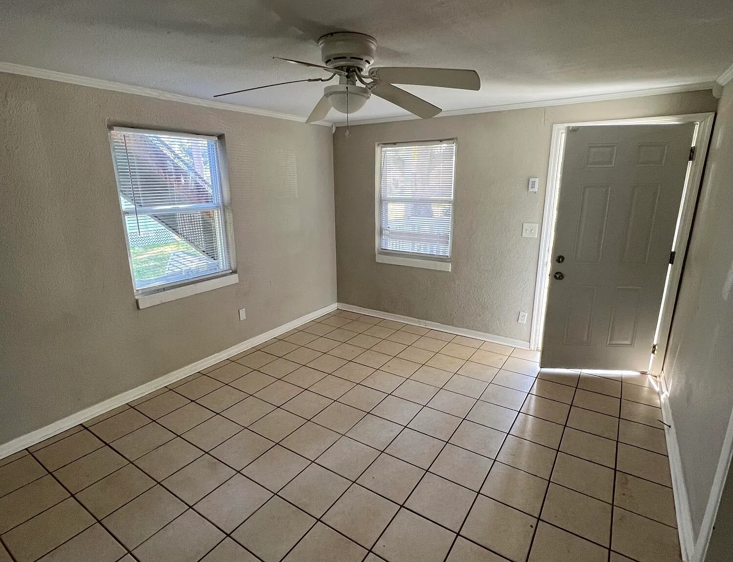 2 bed, 3.0 bath, 720 sqft, $1,200 — Photo 2