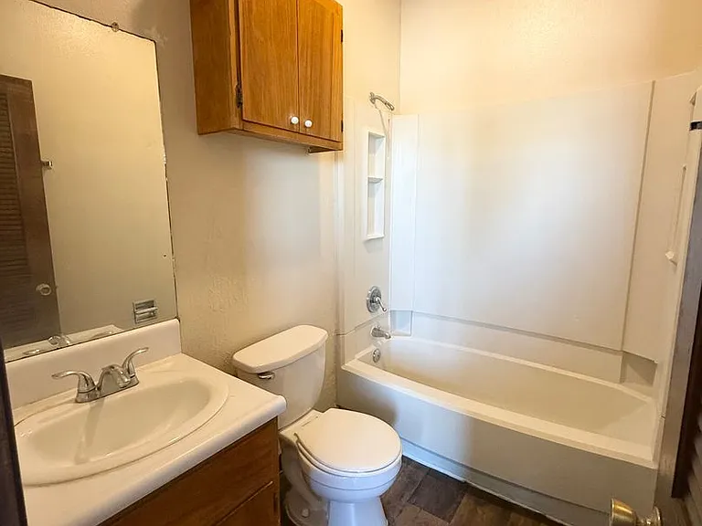 1561 N Van Ness Ave — Photo 5