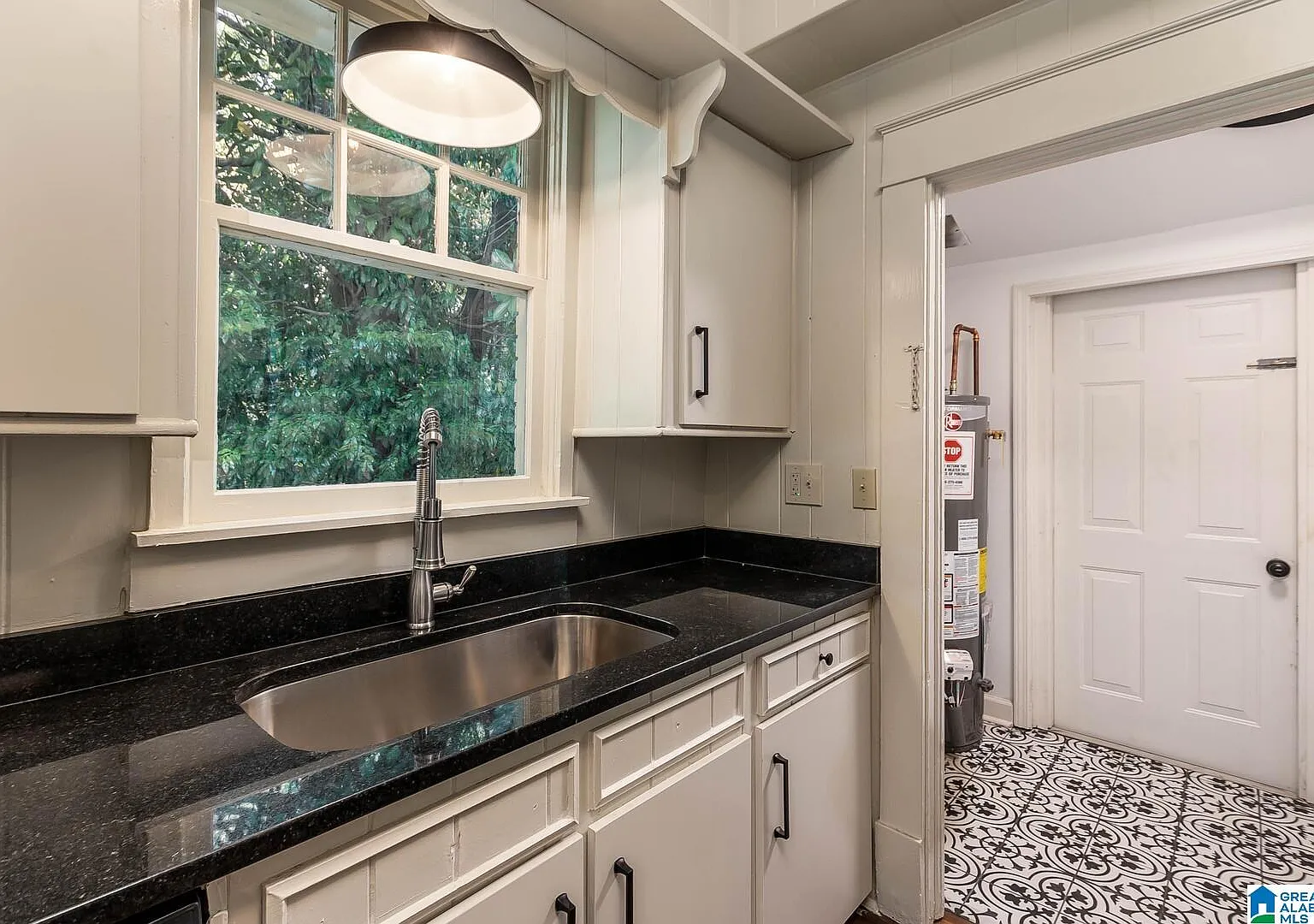 3 bed, 2.0 bath, $2,400 — Photo 4