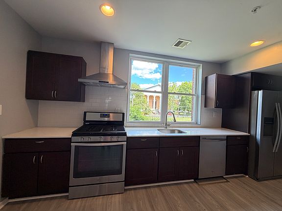 3rd image of 811 N Franklin St Floor 2