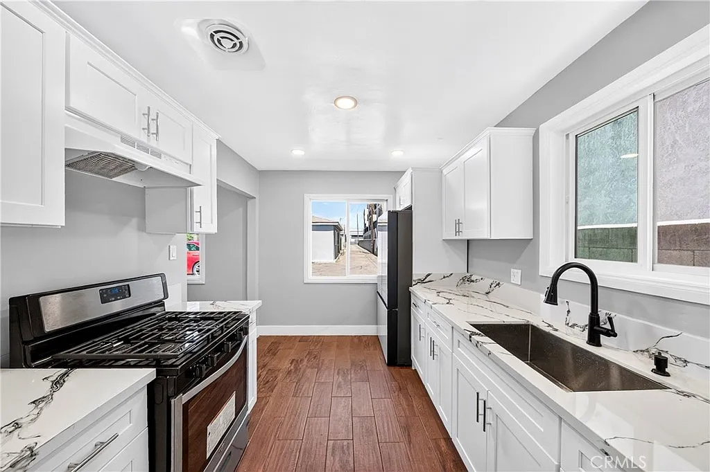 2 bed, 945 sqft, $3,000 — Photo 3