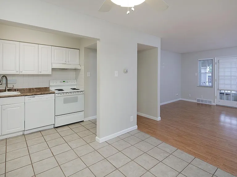 629 Broadmoor Dr #G — Photo 9