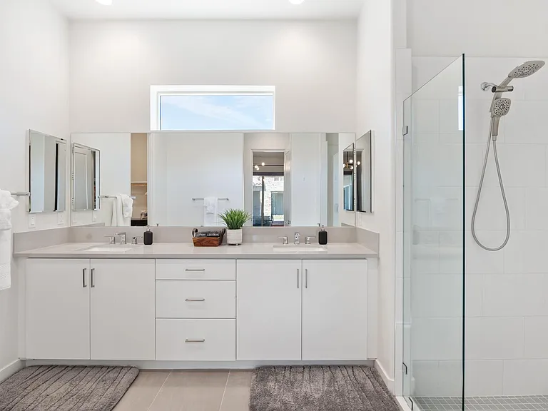 Master Suite 1 Bathroom