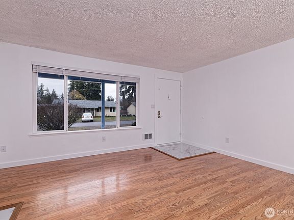 5th image of 531 E Birch Street