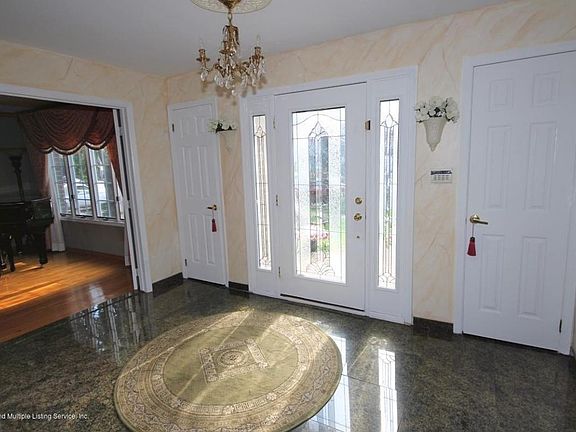 3rd image of 125 Nancy Ln