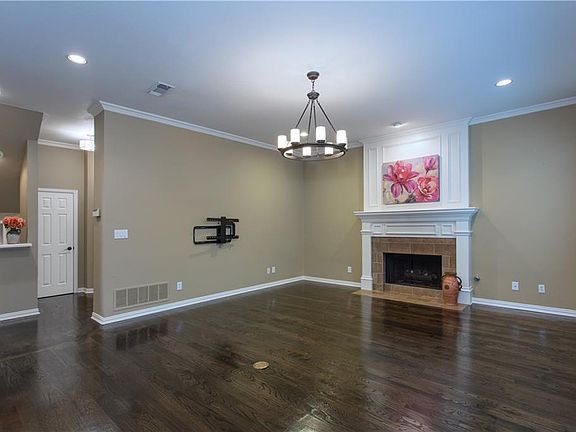 4th image of 912 Wilshire Ct