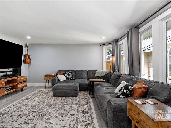 3rd image of 4776 N Pennfield Pl