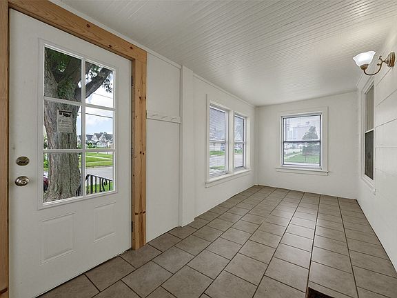 3rd image of 826 10th Ave SW