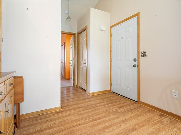 3rd image of 1075 Chaucer Cir