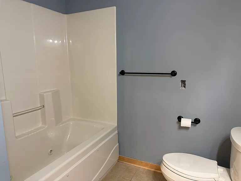 2nd bath with deluxe whirlpool tub