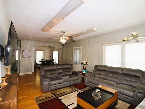 5th image of 429 Main St