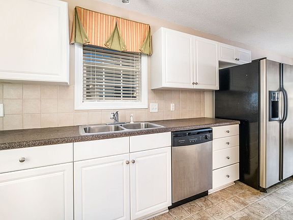 5th image of 2482 Surry Ln