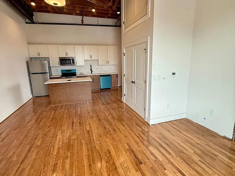 2033 W Broad St — Photo 25