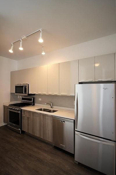 2nd image of 939 W Dakin St #404