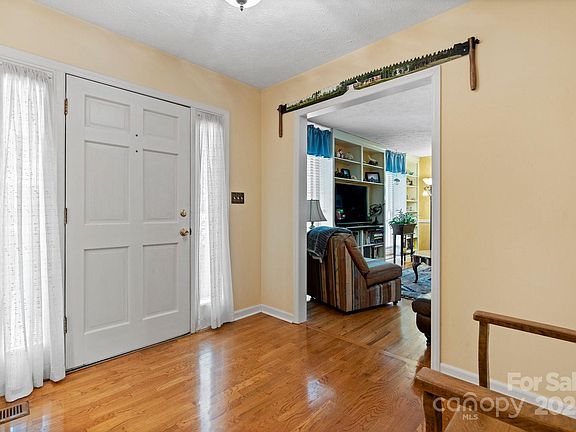 5th image of 100 Heritage Ln