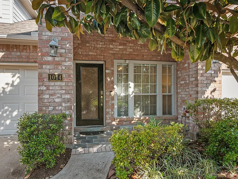 1014 Enclave Sq N — Photo 2