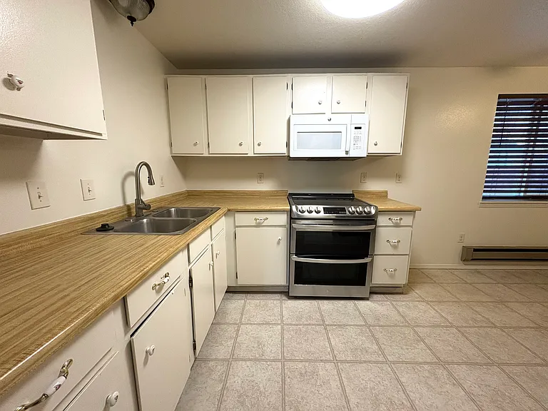 170 Willow Dr — Photo 2