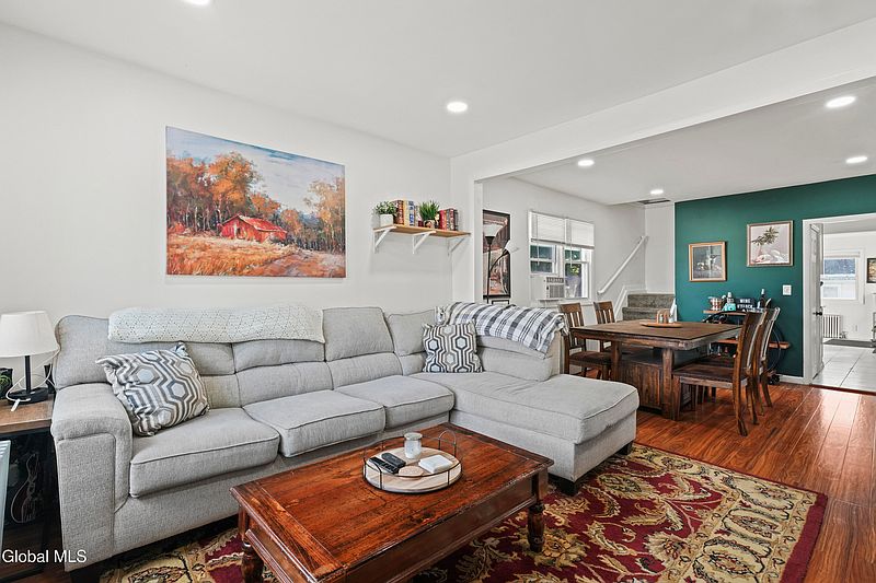 4th image of 842 Adams Street