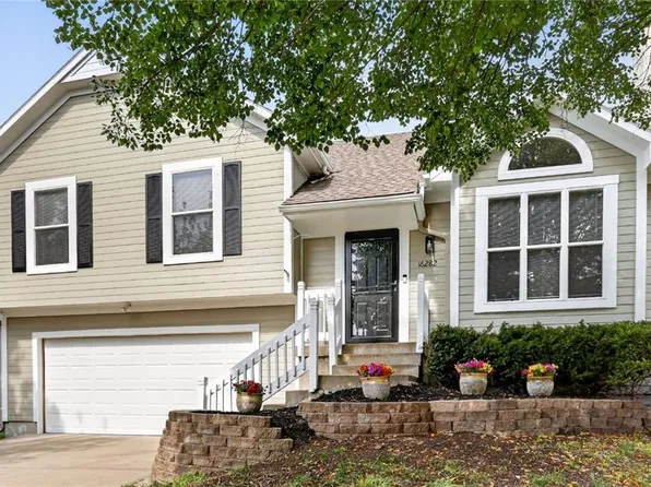 16282 S Sunset St, Olathe, KS 66062