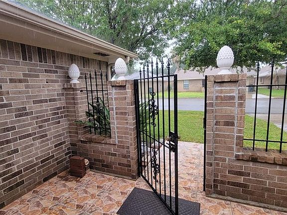 2nd image of 2304 Wisteria Dr