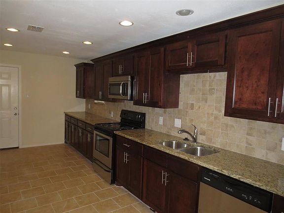 3rd image of 830 Clarissa Pl