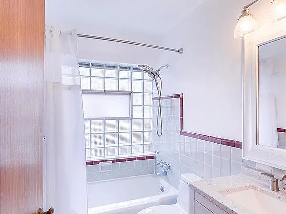 5th image of 6036 Lansdowne Ave