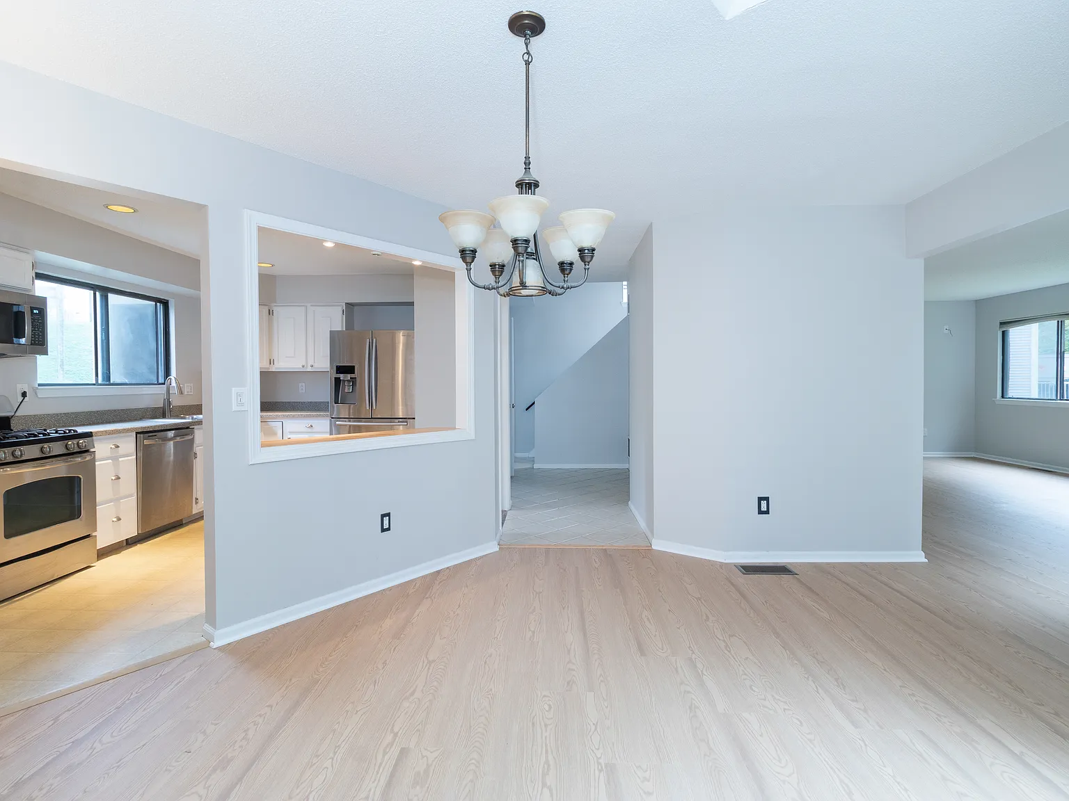 3 bed, 2.5 bath, 1690 sqft, $2,400 — Photo 4