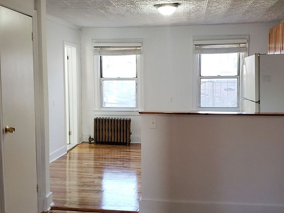 1st image of 70 Maujer St Floor 3
