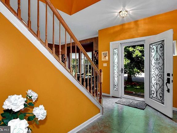 5th image of 7 Hartsdale Ct