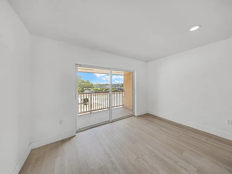 14500 NE 6th Ave — Photo 24
