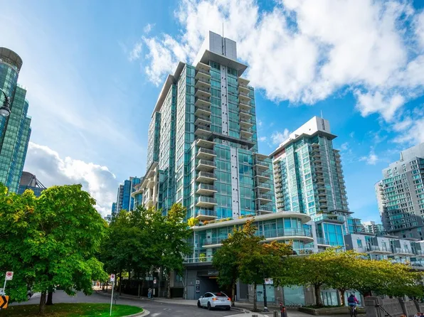 499 Broughton St #203, Vancouver, BC V6G 3K1