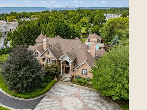 26 The Helm, East Islip, NY 11730