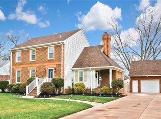 11 Sol Thorpe Ln, Chesapeake, VA 23325